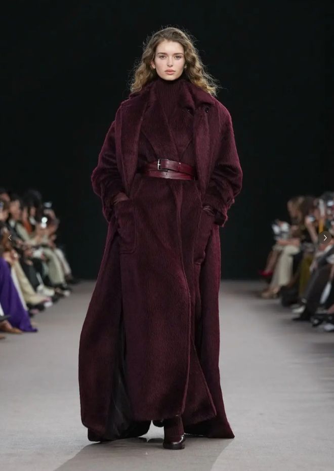 今年秋冬流行“复古红”这么穿太高级了