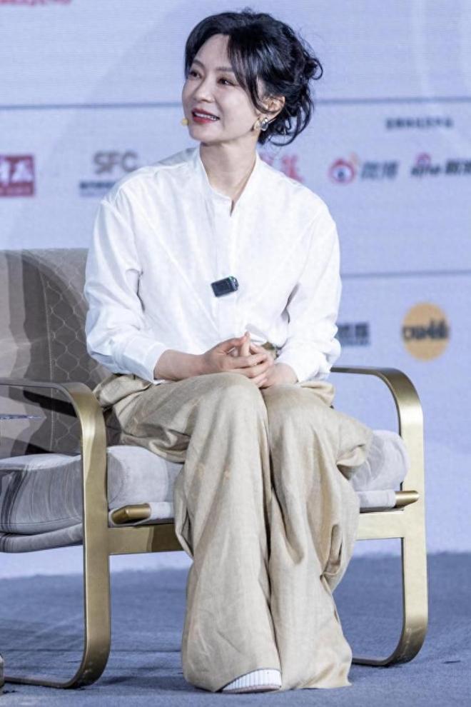 48岁“陈数”带火了70后新穿搭：白衬衫+阔腿裤时髦洋气又显