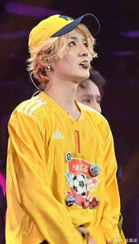 35岁鹿晗吃宵夜被偶遇近照瘦成纸片人衣服松垮不协调