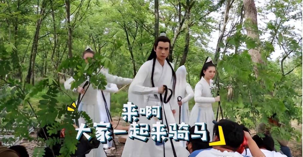 怪不得导演不敢拍下半身！镜头下拉后没有了看电视的欲望