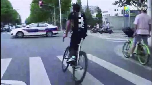 上海一高中生骑死飞狂飙肆意穿行无视红绿灯被警方约谈……